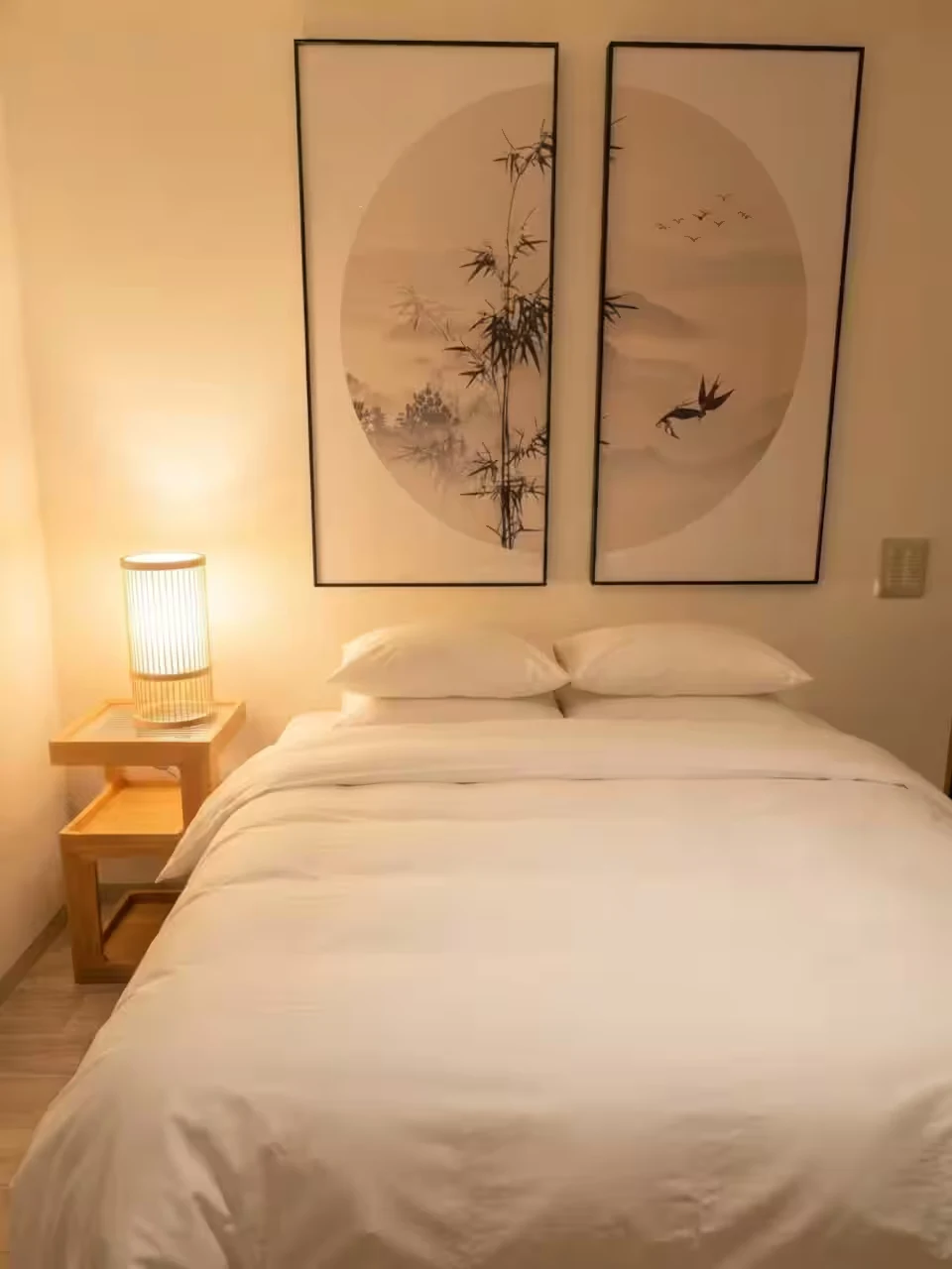 Dodostay — 그림과 조명이 있는 침대